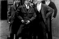 Przed wejściem do szkoły 1 maja 1965